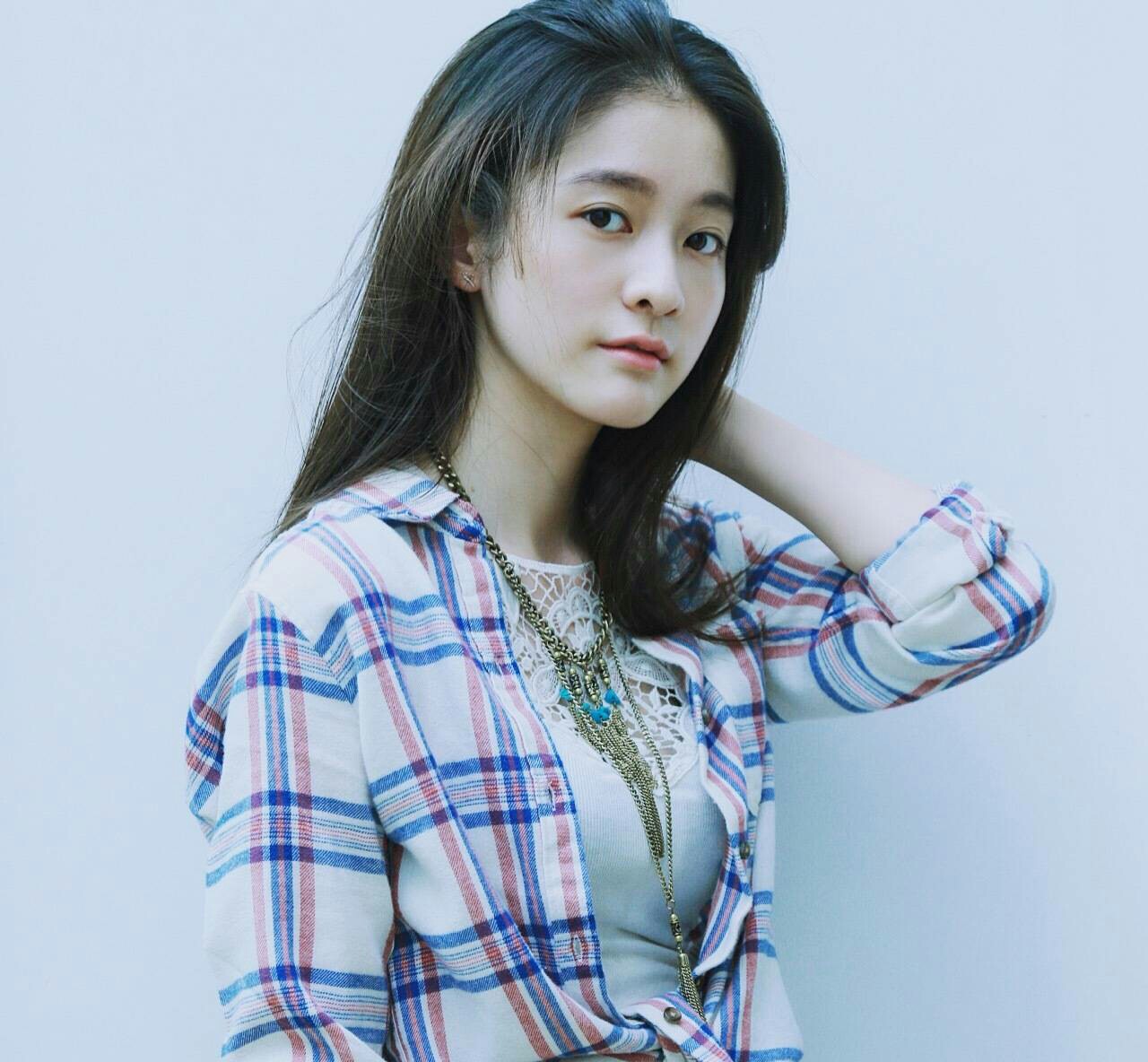 张雪迎发布会秀小蛮腰 眼神凌厉美颜无死角