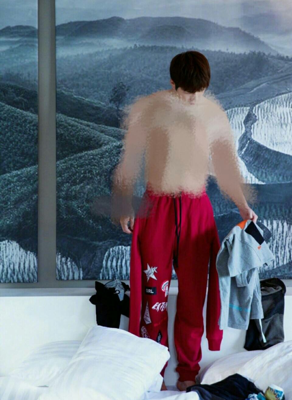 陈学冬发福利秀腹肌,粉丝贴心给他p上了衣服