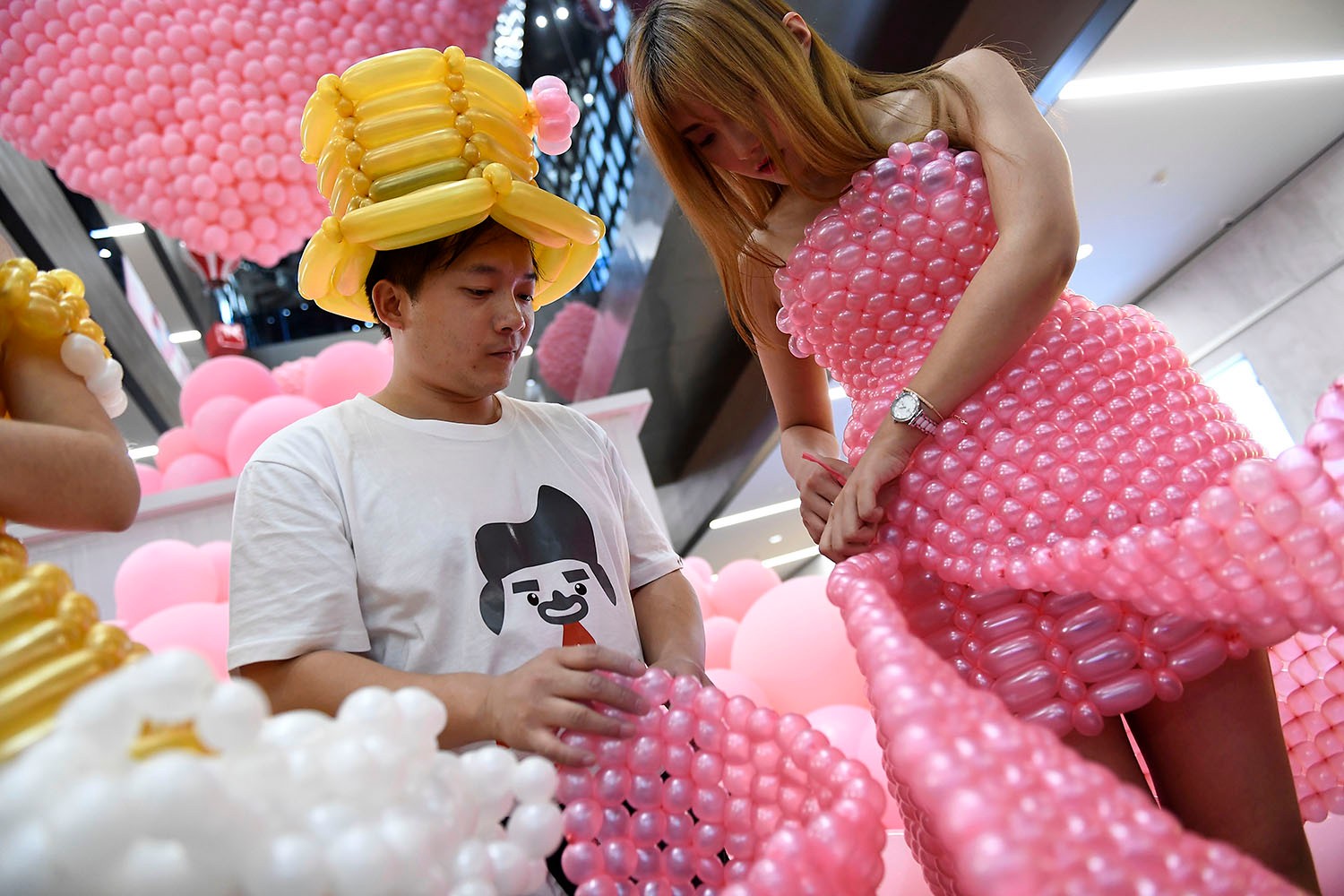 香港小伙五一内地捞金 魔性双手为美女做气球时装