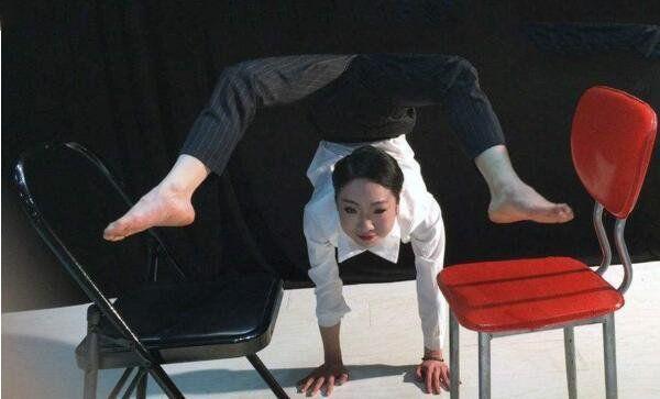 中国最软的人是她,能用头碰到屁股,获吉尼斯记录认证