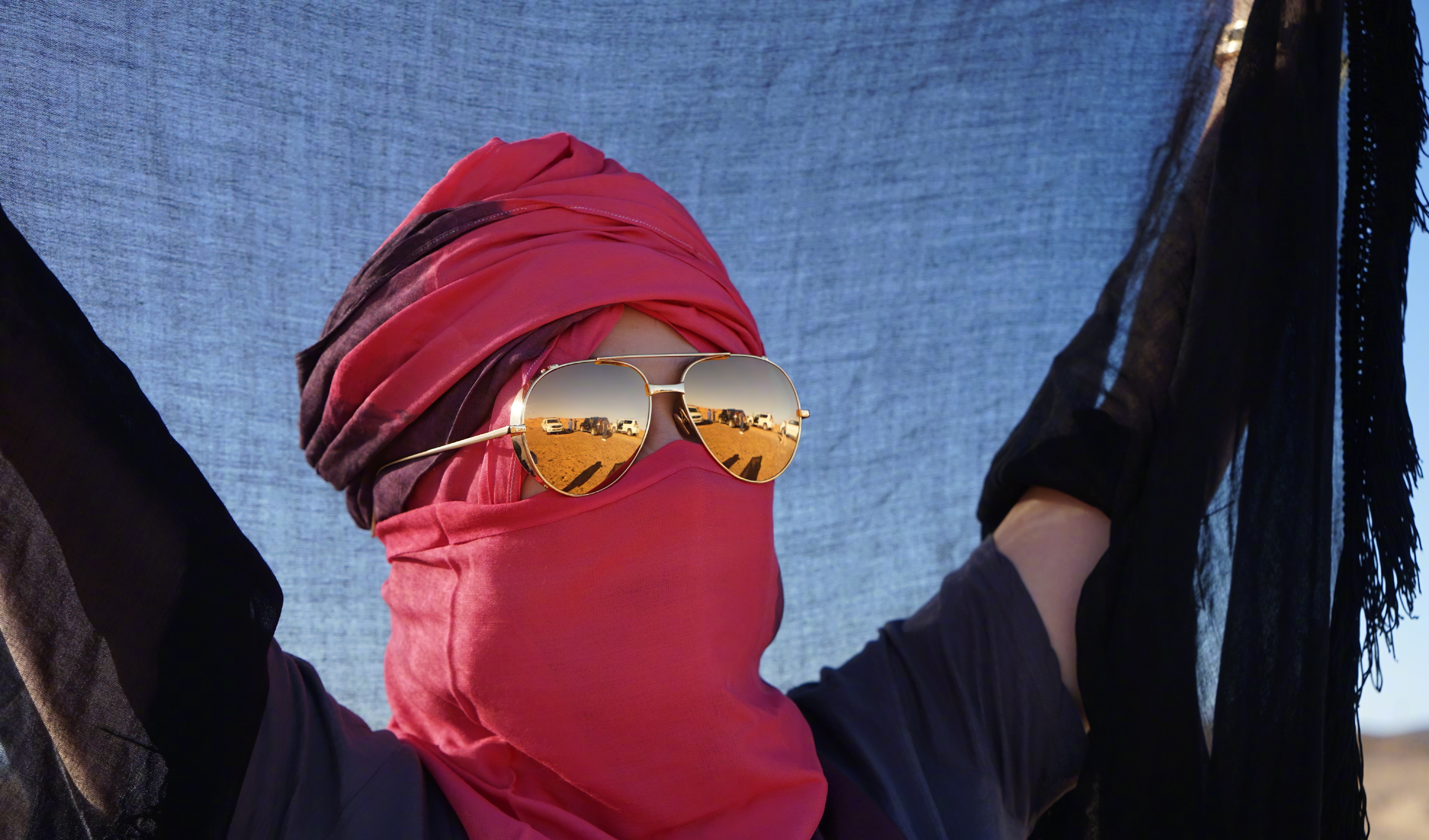 刘嘉玲晒旅游写真,沙漠里骑骆驼美艳动人