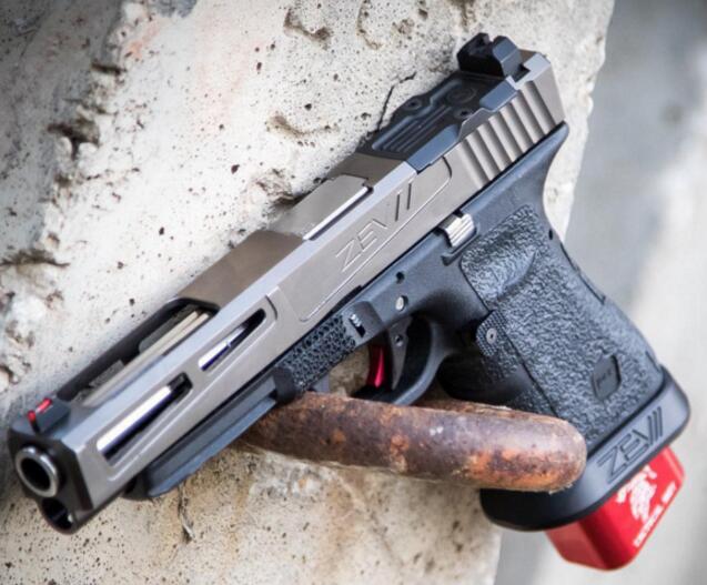 握把由粗糙表面改凹陷表面,而握把略为缩小,亦且由过往不能更换改为