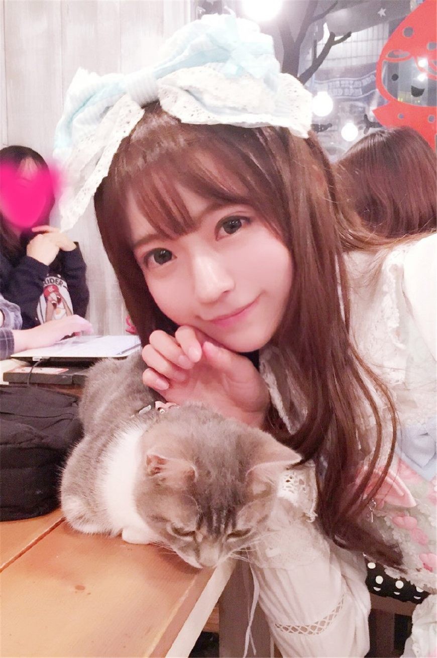 她是来自韩国女孩yurisa,变身芭比公主,v字型自拍照,美不美?