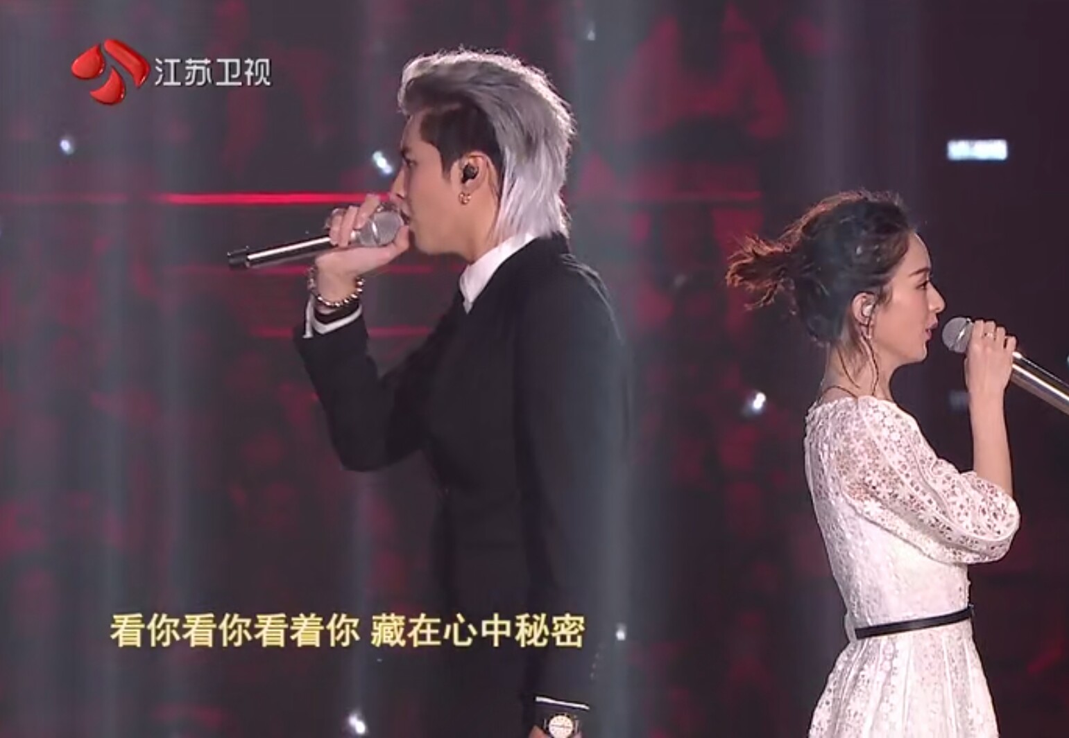 2018跨年演唱会,吴亦凡和赵丽颖同台演唱《想你》,画面太美!