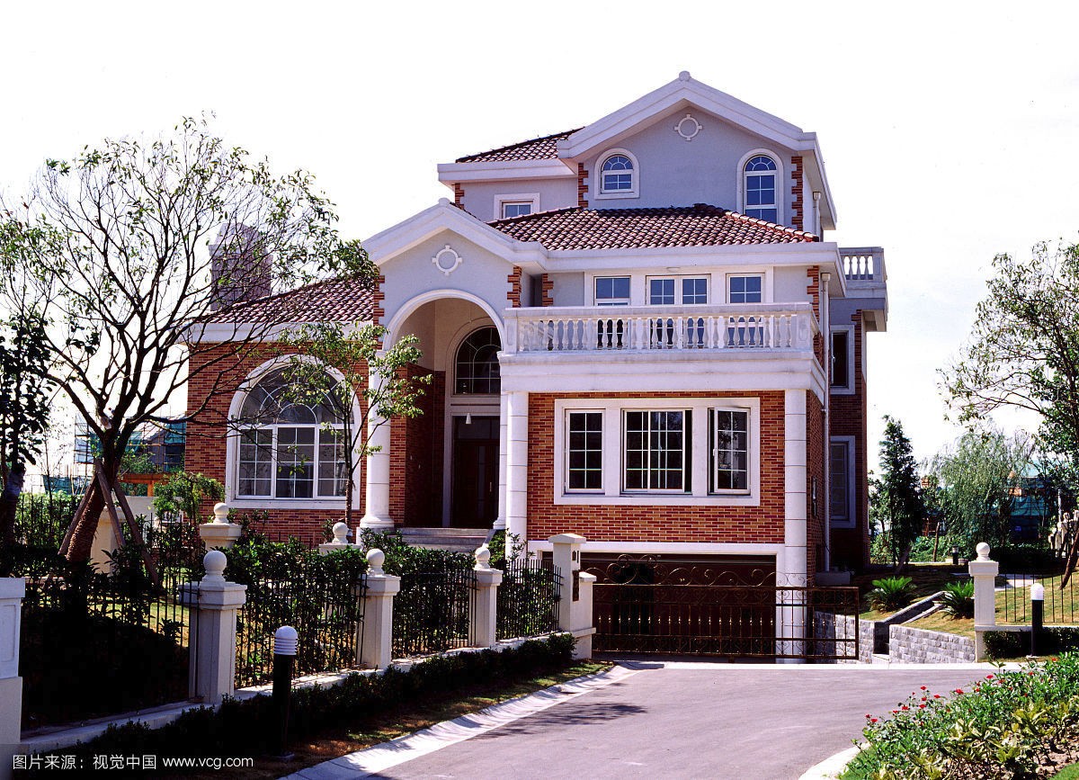 不过看到我在家里不太开心,立即给我打了500万,让我在城里买套别墅.