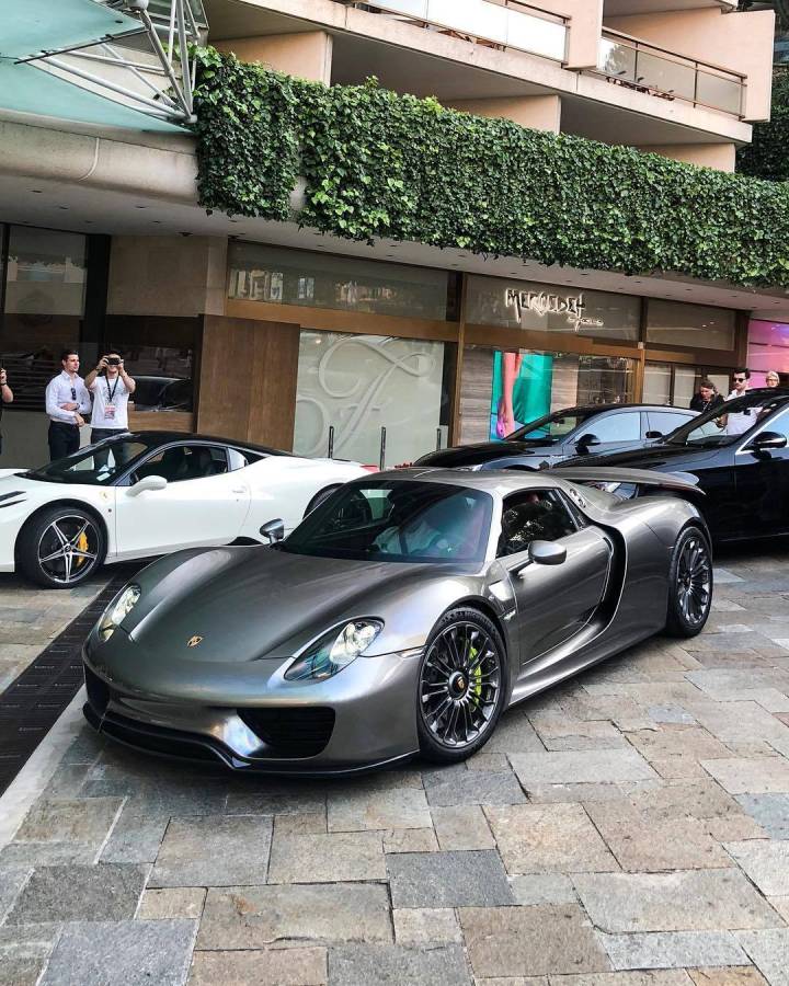 保时捷918街拍,连保安都忍不住拿出手机拍照