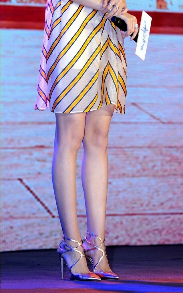 古力娜扎出席活动白皙美腿配凉高,一展白嫩玉足.