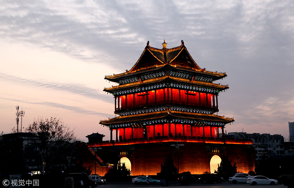 山西临汾:平阳鼓楼发射鱼鳞光波 居民受吸引争相拍照