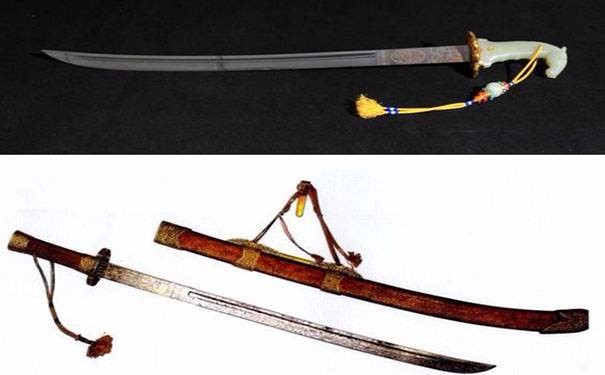 锏体断面成方形,有槽,故有"