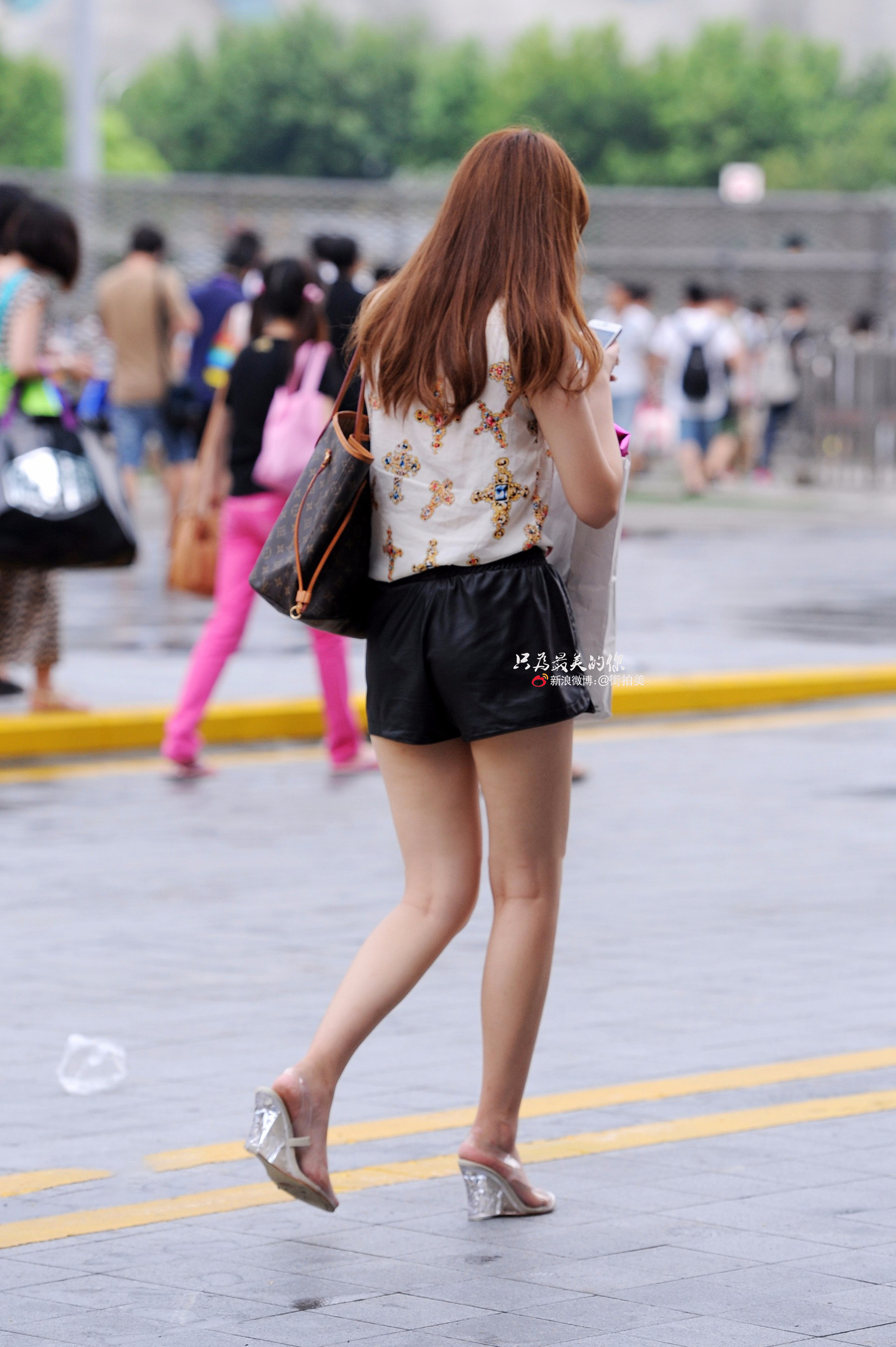 街拍:走在广州大街上短裙美女,身材成熟,性感大白腿,好迷人啊