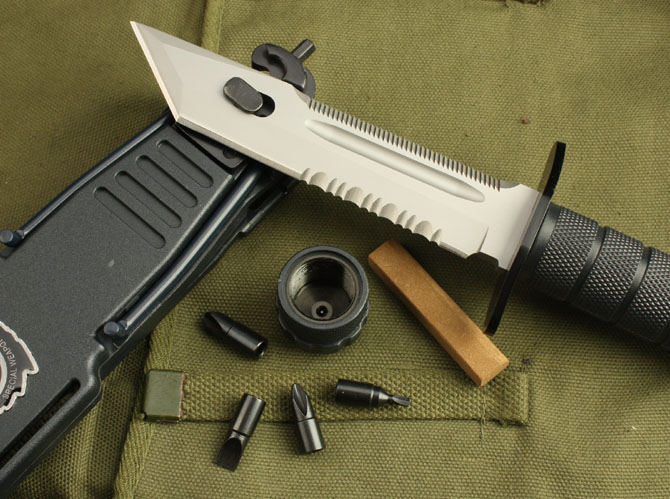 它是中国特警专用刀,可刺,能砍,当锯,还能绞!