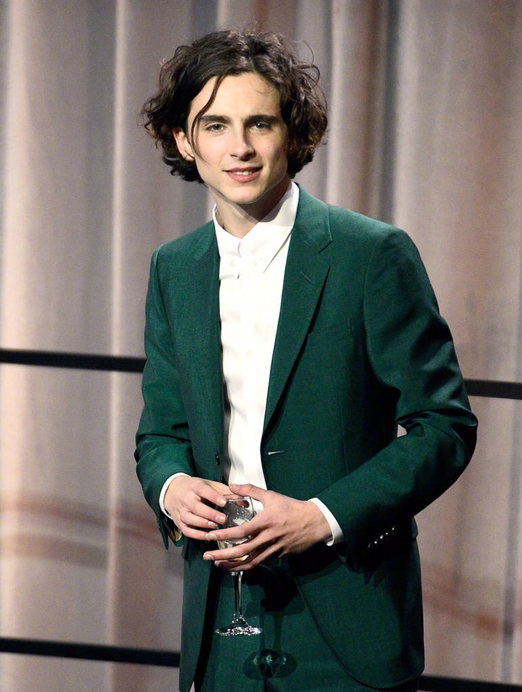 小甜茶timothee chalamet绿西装出席奥斯卡午餐会,网友:有种大头娃娃