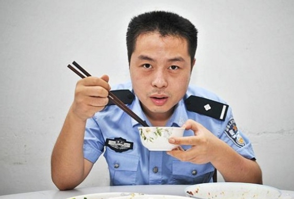 马峥嵘,报亭老板,月收入3000-4000元.