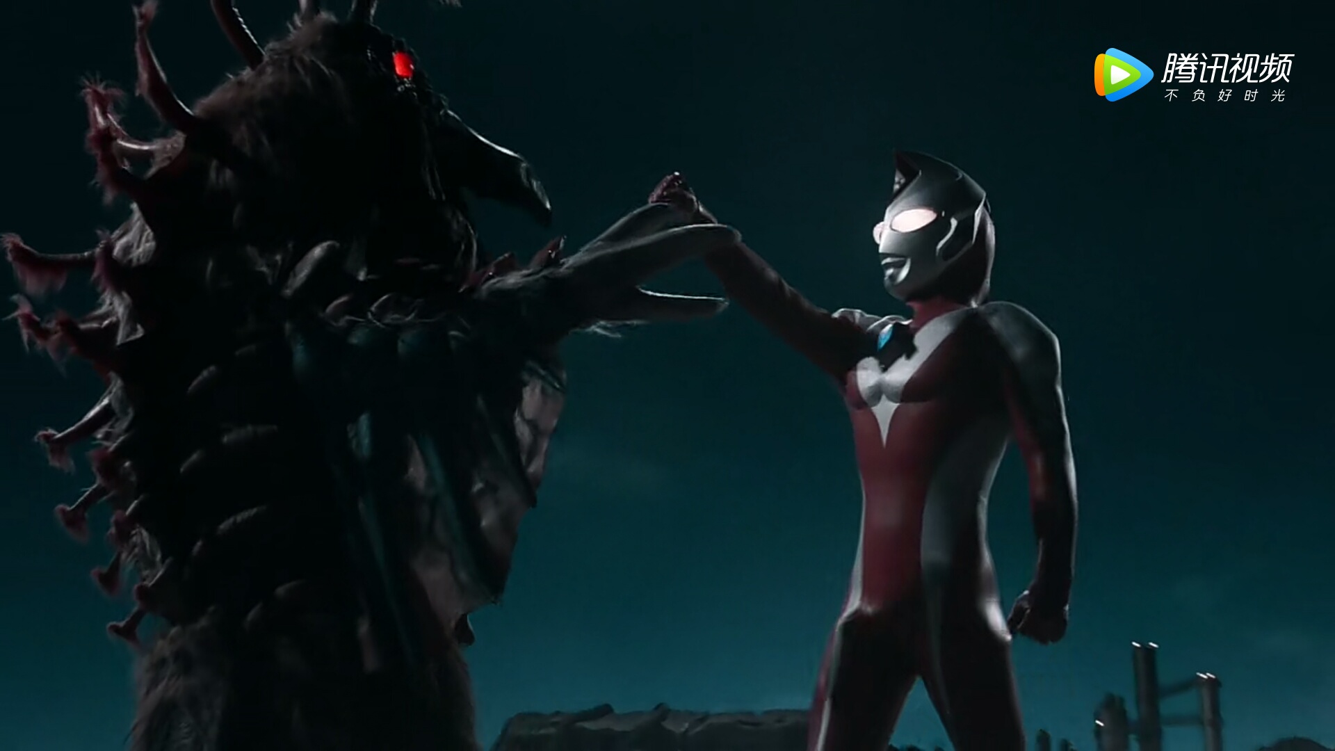 当年火烧佐菲大炎头的巴顿,却被他一个手指弹飞了,佐菲说好尴尬