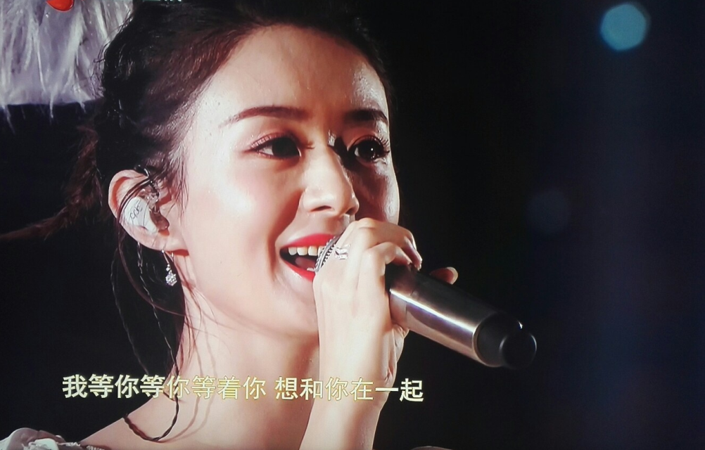 赵丽颖吴亦凡演唱《想你》,结尾亲密拥抱!甜蜜表情让观众尖叫