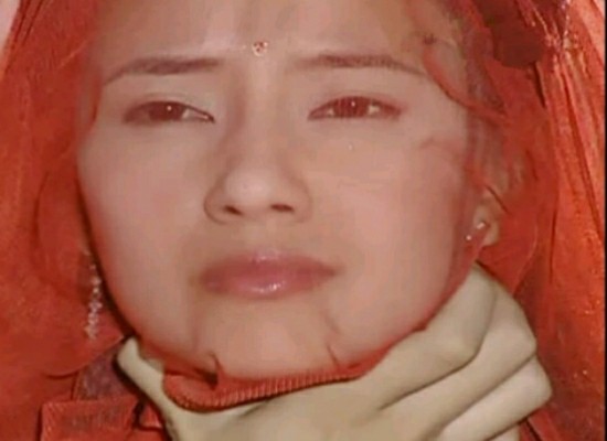 古装剧美女被掐住脖子的画面,高圆圆杨蓉王丽坤贾青,谁更可怜?