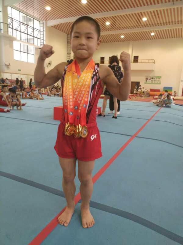 杭州男孩5岁练体操 7岁8块腹肌成市运会霸主 将来要拿很多金牌给爸妈