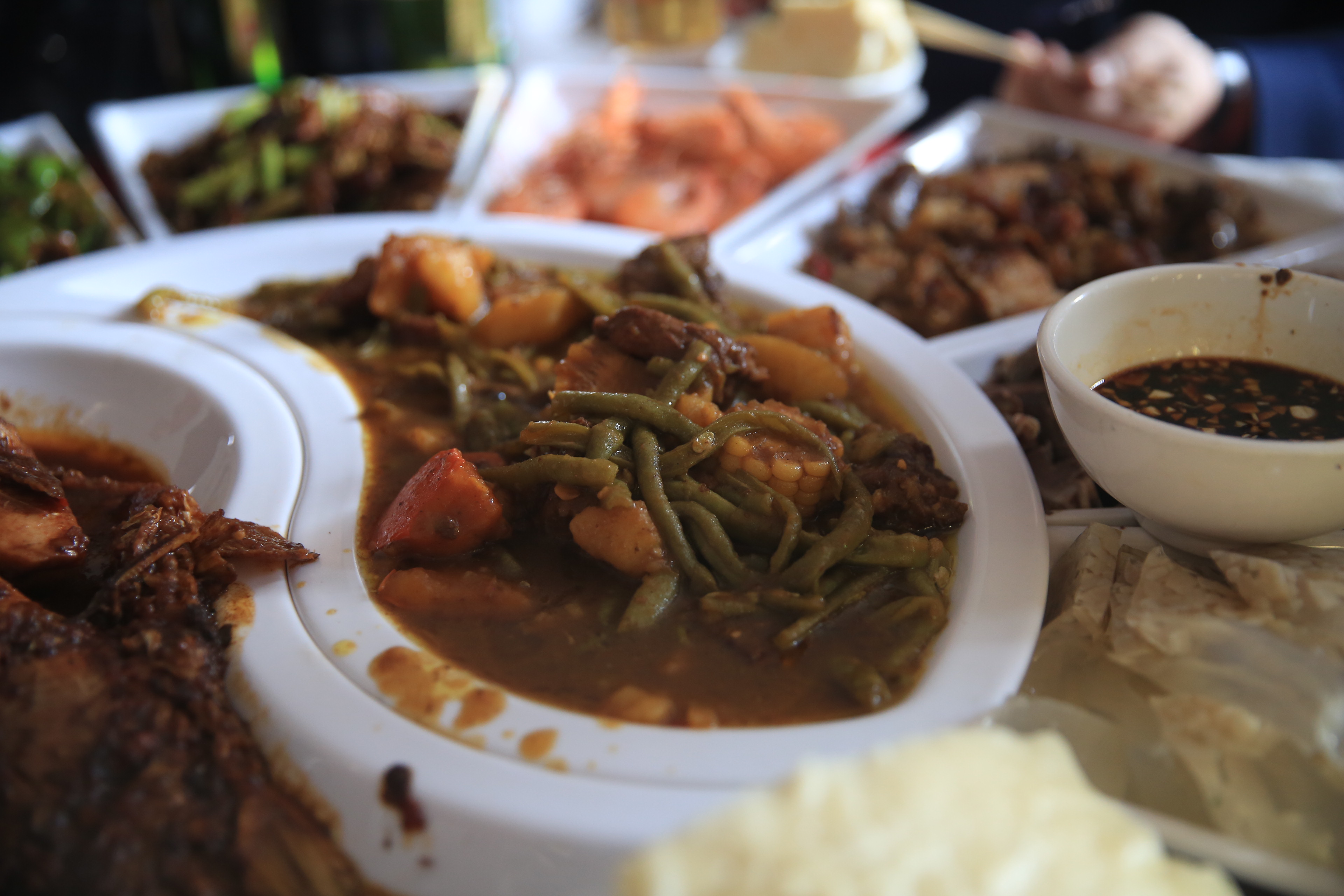 东北婚宴一桌十六个菜 有鱼有肉有米有馍 摆盘方式你绝对没见过