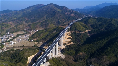 广东汕昆高速公路龙连段顺利通车