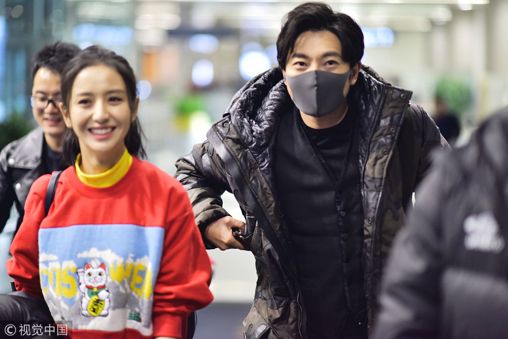 佟丽娅与郭京飞卖萌合影笑容甜美 个性羽绒服围巾抢镜俏皮减龄