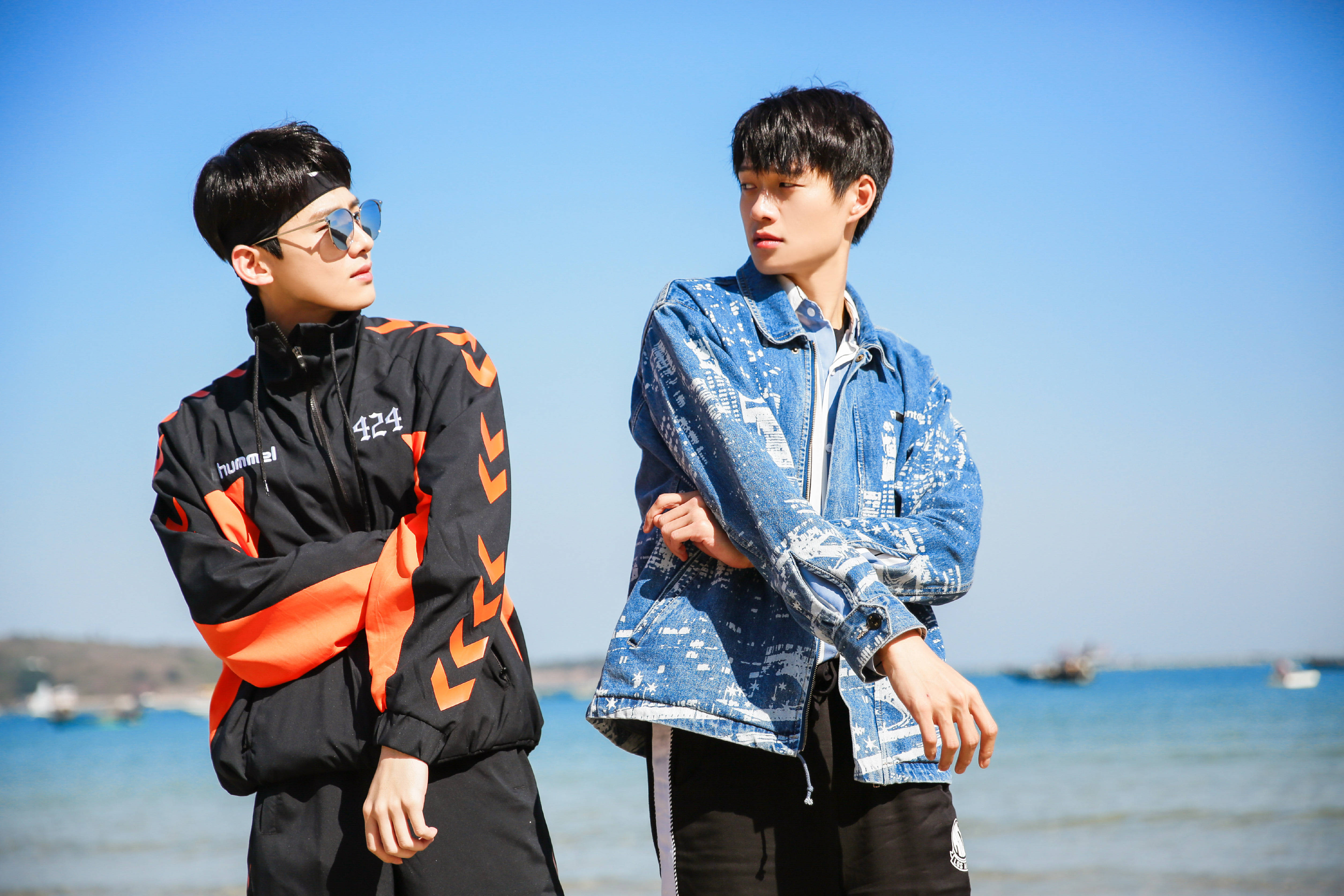 白敬亭,魏大勋山花兄弟果然有爱,小白"咸猪手"大勋花,哈哈