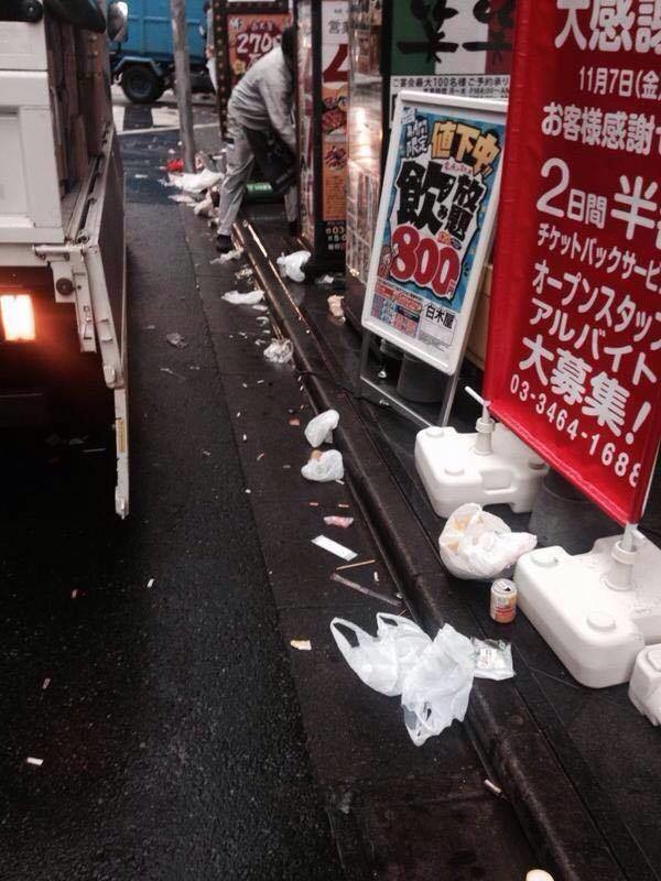 真实的日本 其实日本也脏乱差,白色垃圾满地铺,电线杆子上贴广告