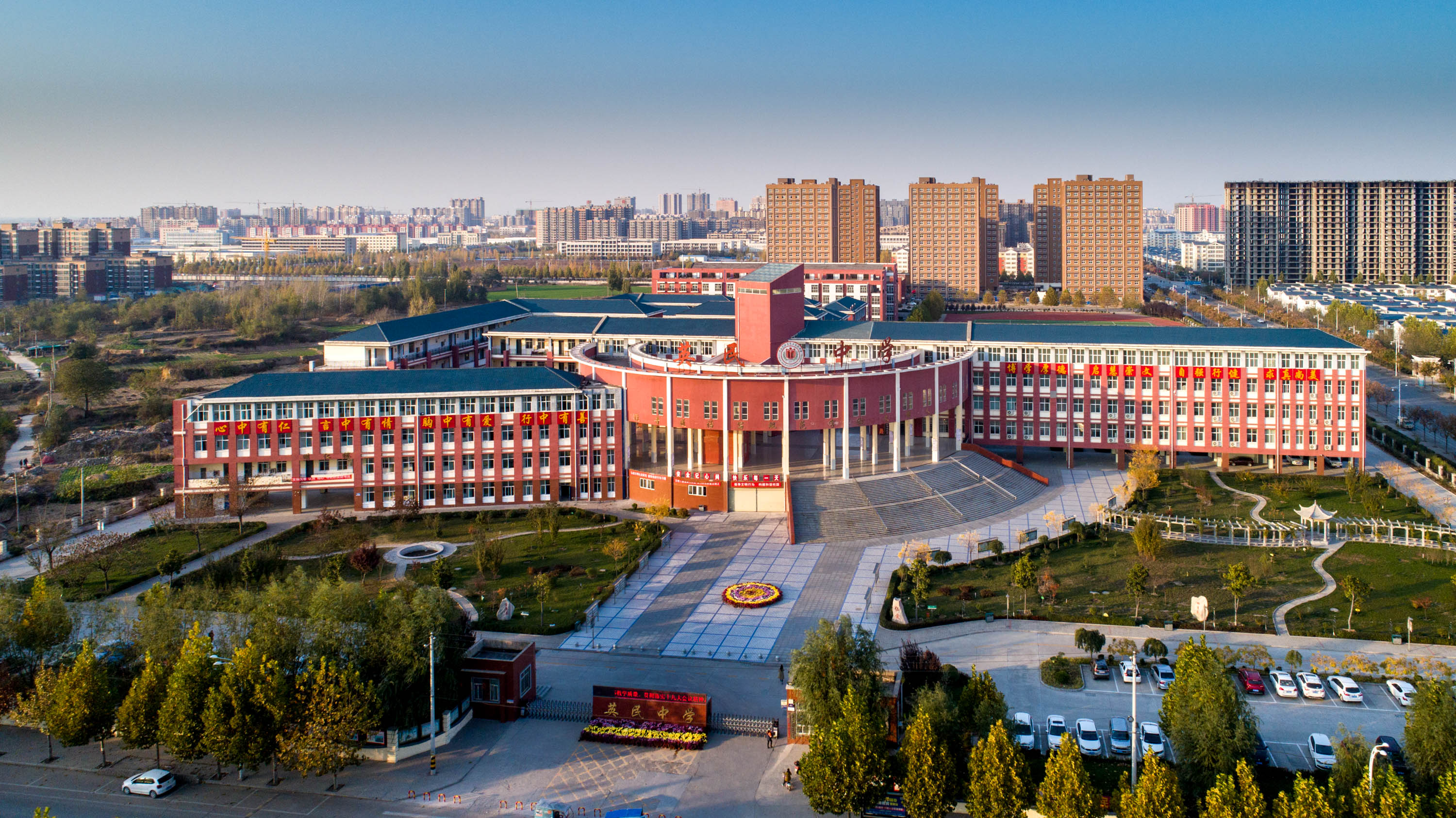 这所中学很容易误以为是贵族学校,它投资上亿资金,但这里是农村