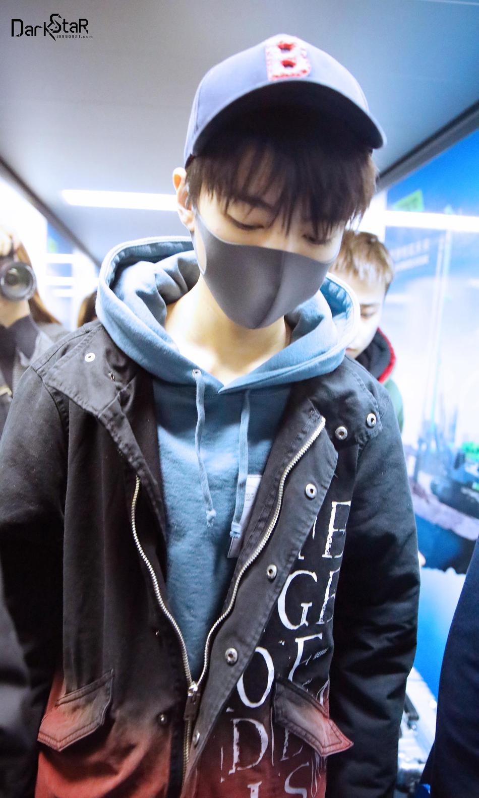 王俊凯蓝色连帽衫现身机场 活力十足人气超旺