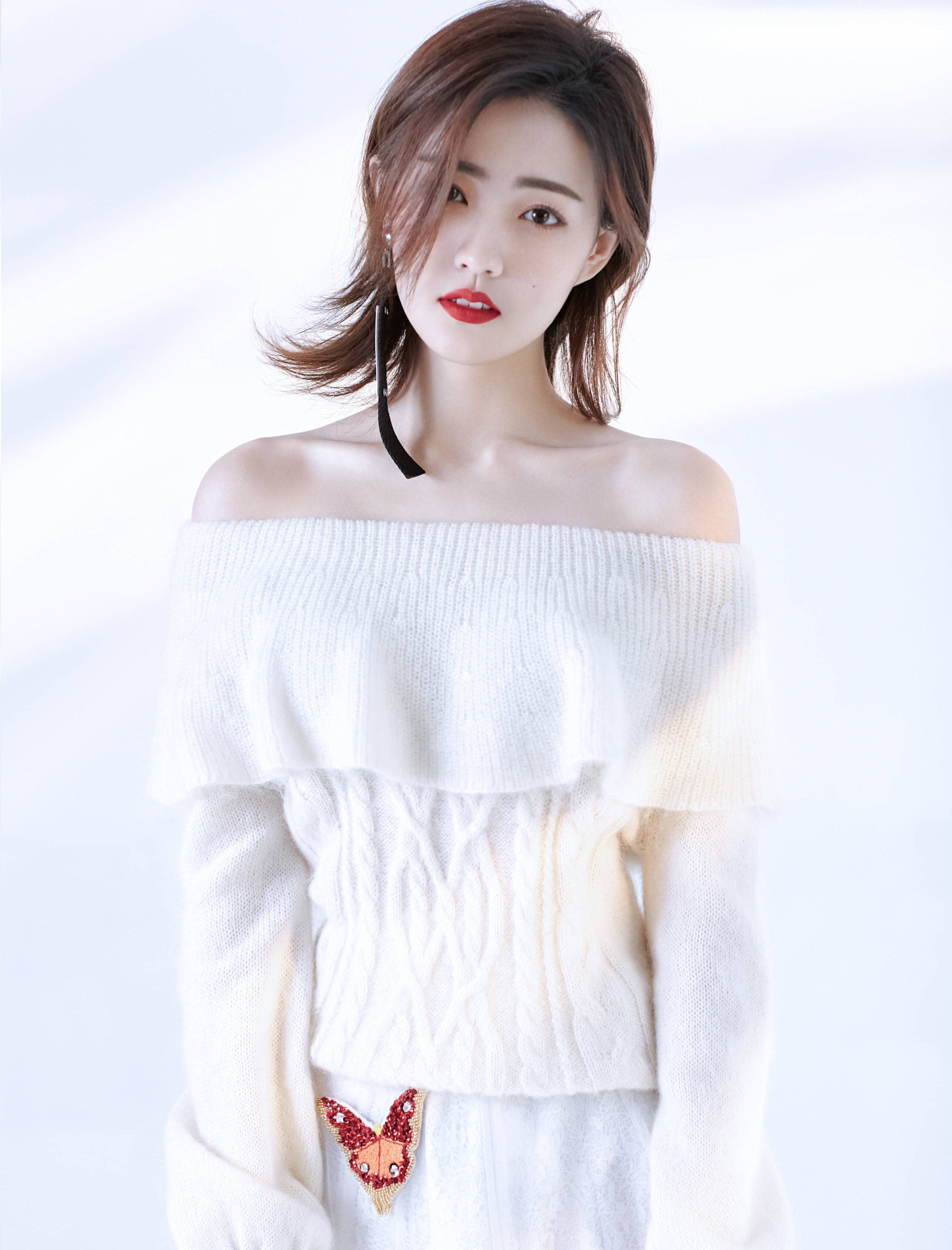 22岁的徐璐再登《时尚画报》封面,大红唇性感,散发着成熟女性的美