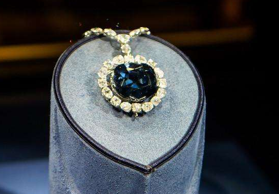 也叫霍普之星,是罕见的有着深邃的深蓝色的巨大的钻石