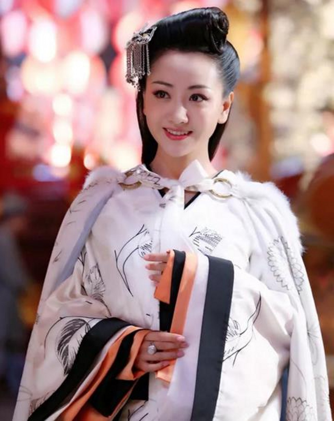 第三名杨蓉,杨蓉的这身白衣古装十分抢眼,发型也很优雅,搭配白色的