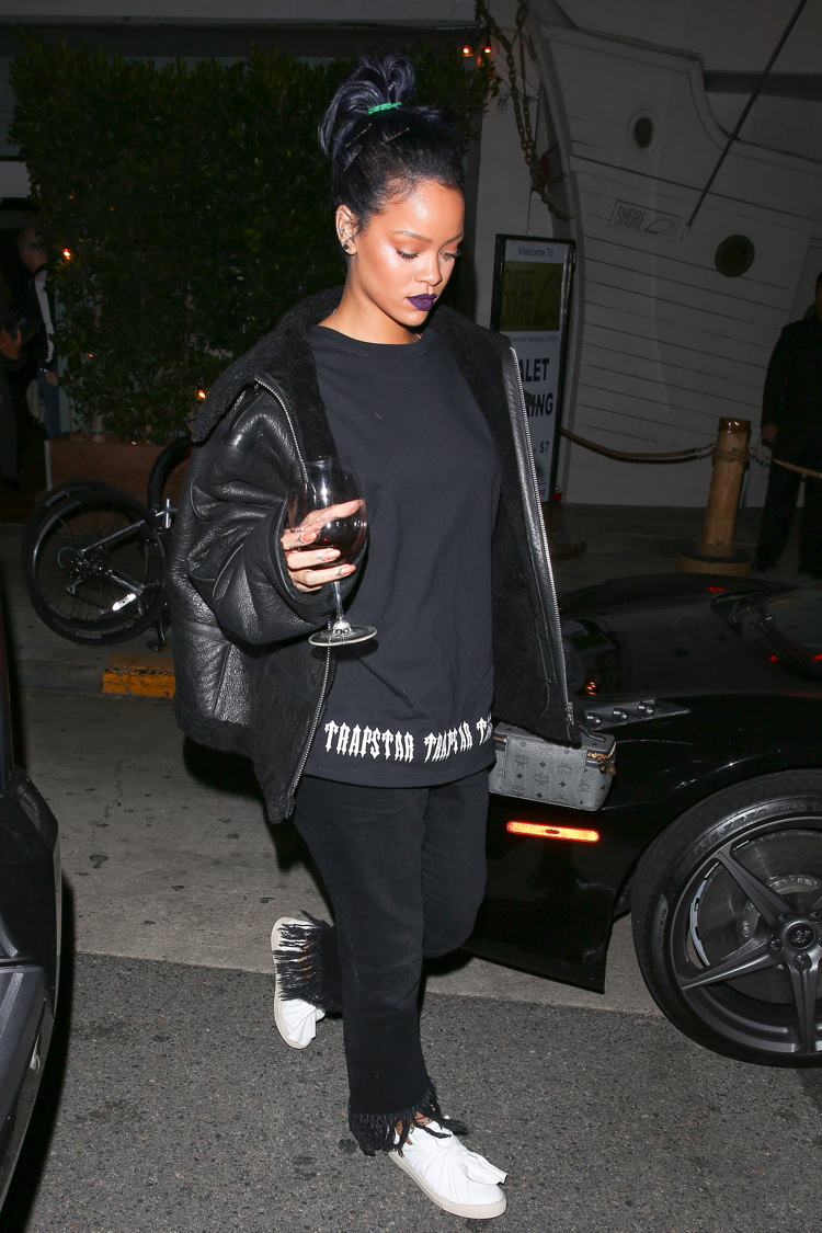 凹造型还是酒不能停?蕾哈娜街拍手拿酒杯个性十足