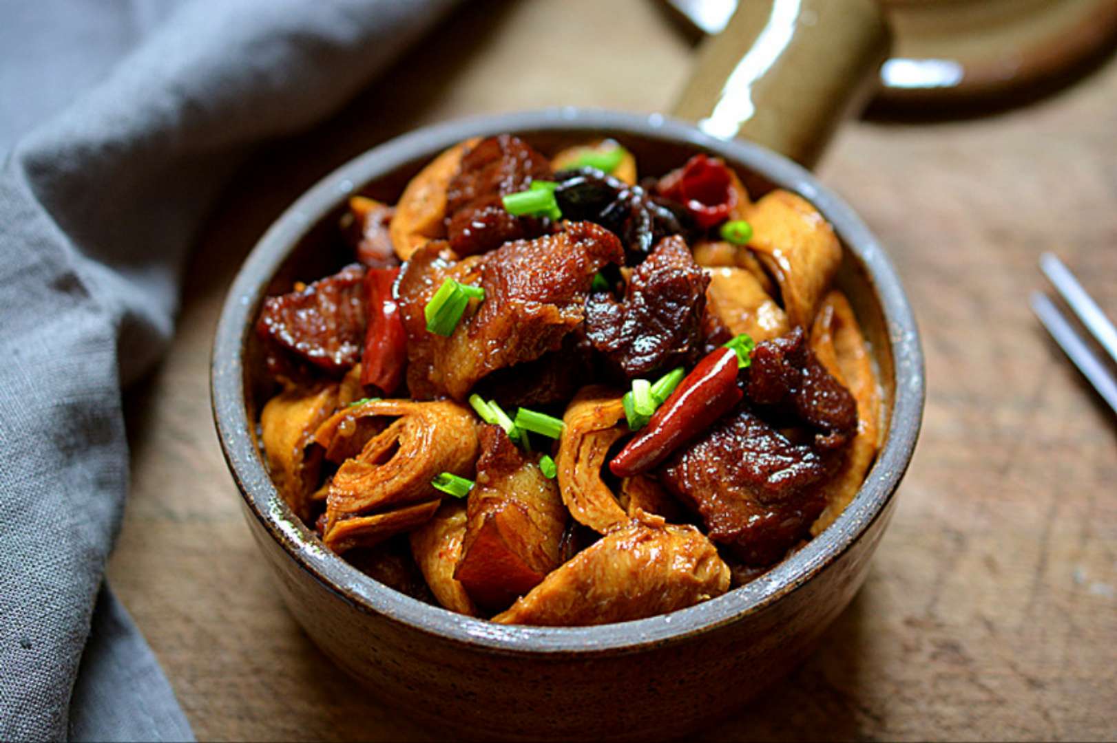 在家做豆筋棍烧肉,营养美味,吃完后恨不得在做一份!