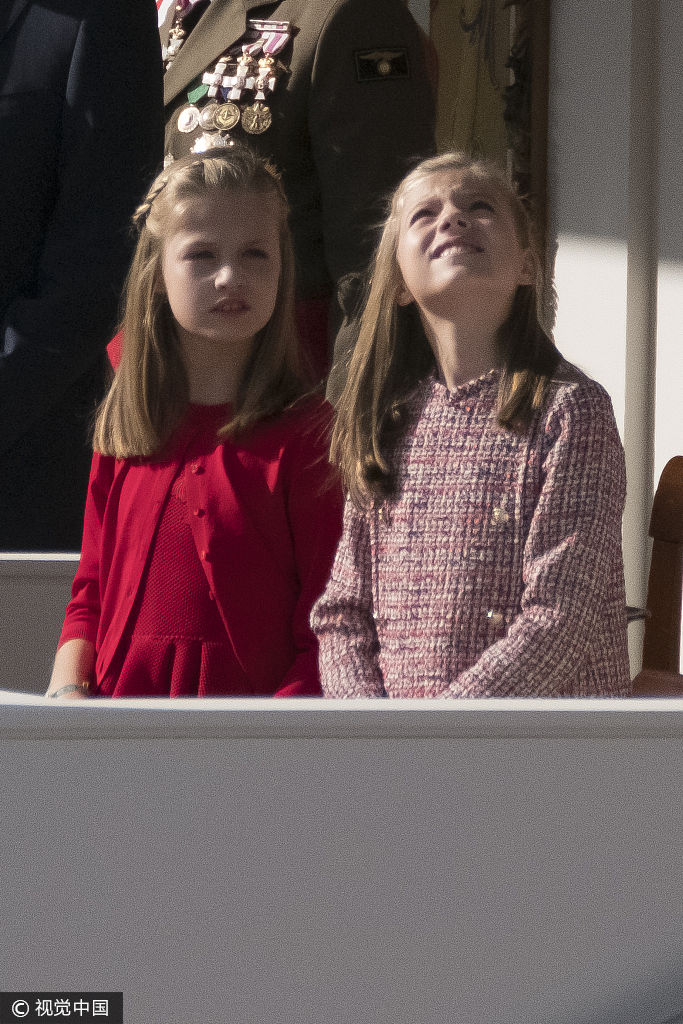 西班牙王后莱蒂齐亚毛呢套装知性优雅 两女儿展超高颜值萌态十足