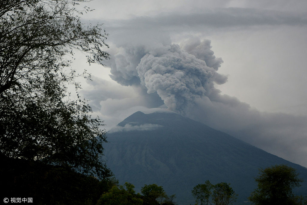 印尼阿贡火山持续喷发双烟柱高3000米 儿童戴口罩淡定观看