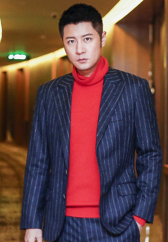 任重近日曝光了一组圣诞写真,网友评论:荷尔蒙爆棚啊!