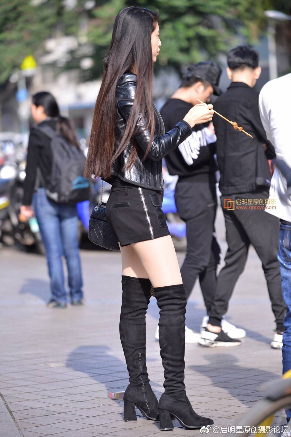 街拍:长发靴女风情