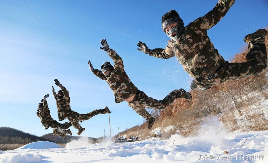 邊防官兵冒著嚴寒在雪地裡摔打訓練!