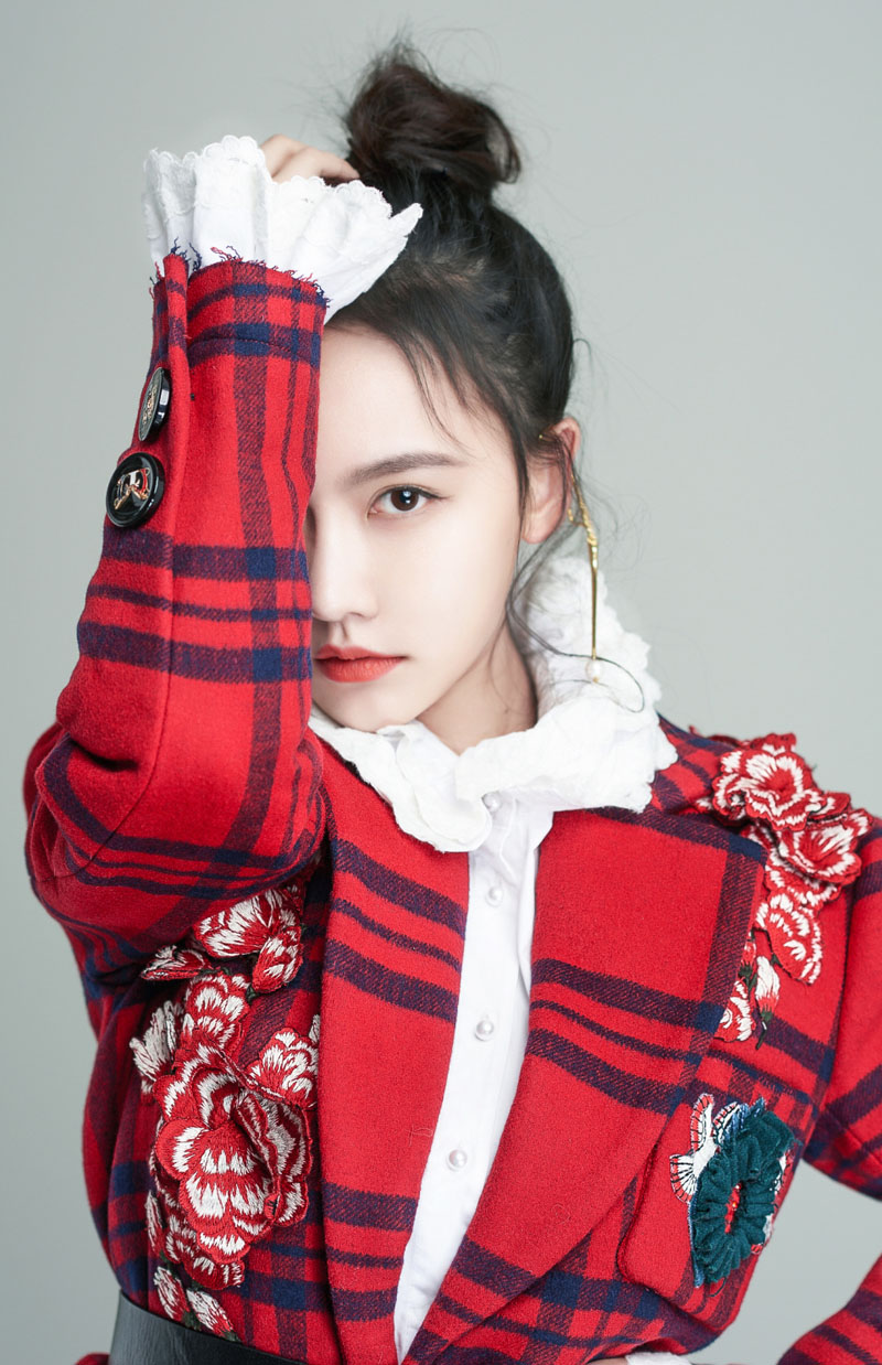 孙骁骁甜美丸子头时尚写真高清图片