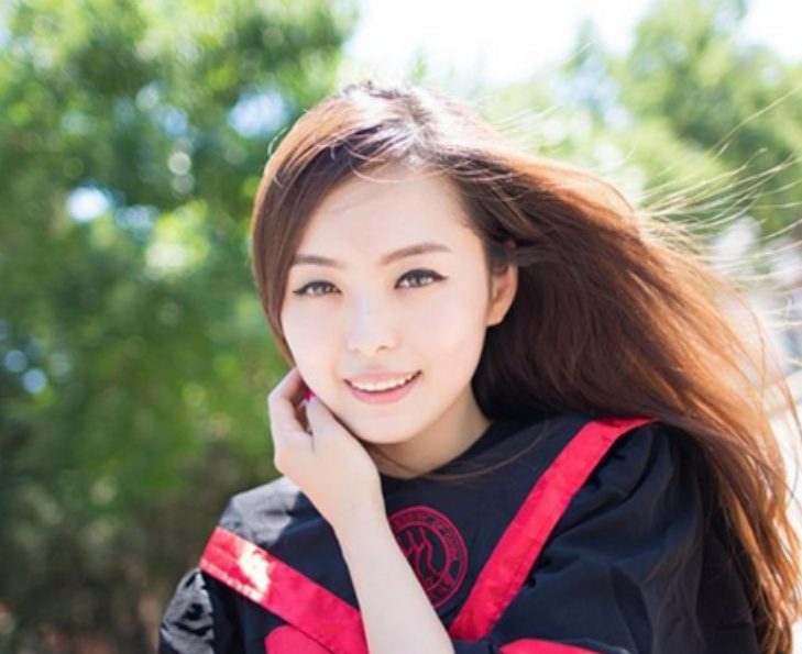 1,人大校花康逸琨,曾因个人的一张毕业照被中国人民大学官方主页刊登