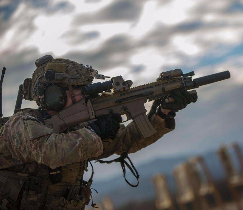 ak-200步枪:ak200突击步枪是在现有的ak74m基础上改进而成,这种"西化"