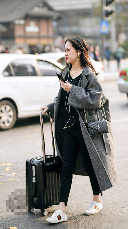 街拍:北京国贸大街上的潮女,大长腿,黑色紧身裤,你说性感不?