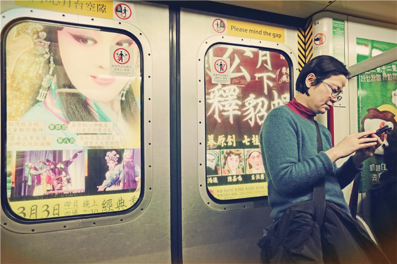香港处处渗透着中国的传统文化,地铁车厢内张贴的广告上是中国古代