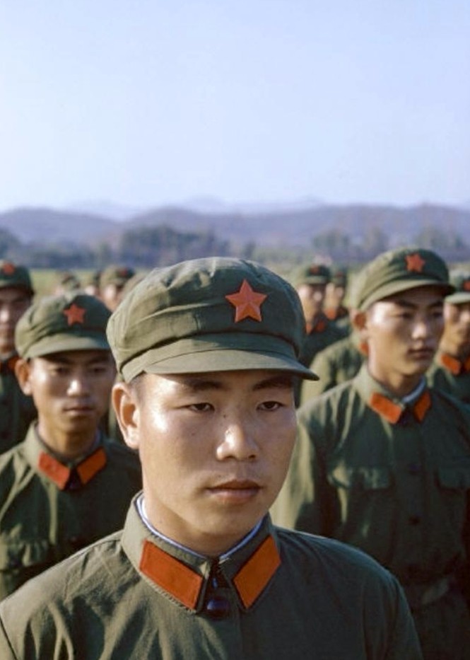 红帽徽,红领章是65式军服的显著标志,也是那个时代的象征,并广为全国