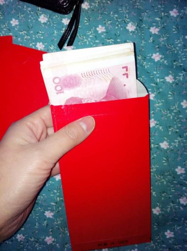 小伙年会抽得5000元现金大奖,里面一张百元钞,让他万分惊喜!