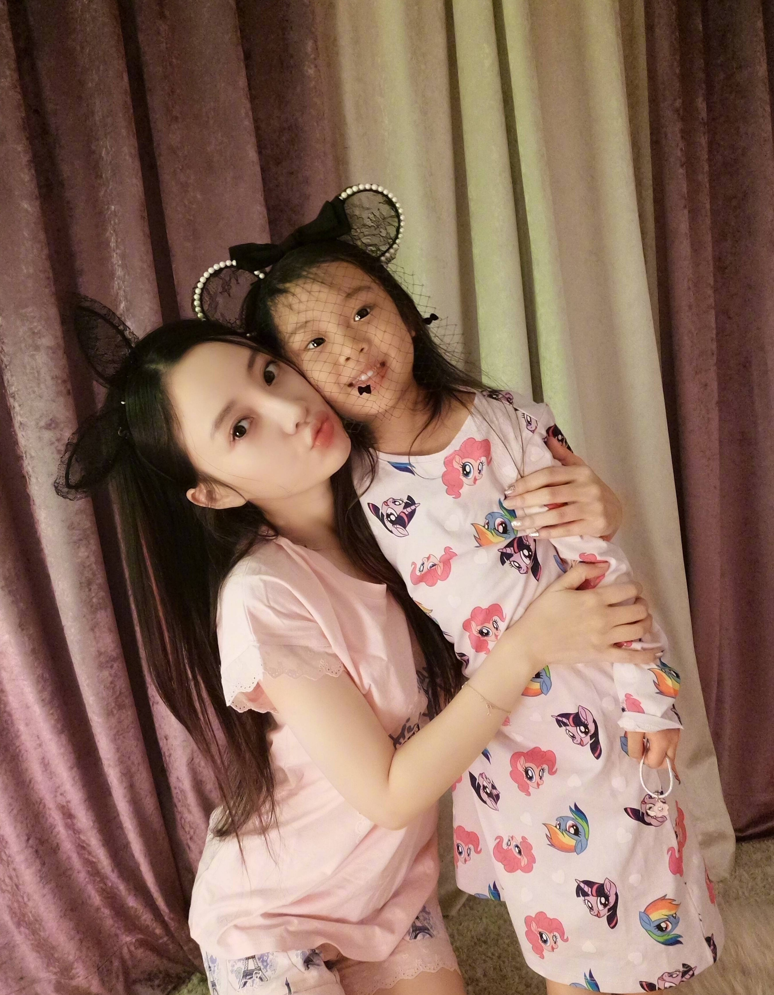 李小璐戴女儿甜馨发卡,与甜馨穿睡衣齐卖萌,两个活宝好可爱