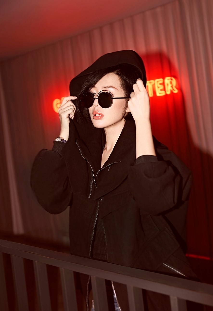 余男粉嫩嘴唇性感诱人,可以颁个年度最想亲吻女艺人奖给她了