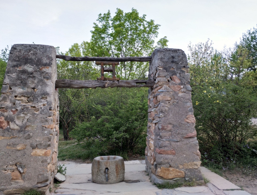 这口古井位于黄叶村,也是现在的北京植物园曹雪芹纪念馆北侧.
