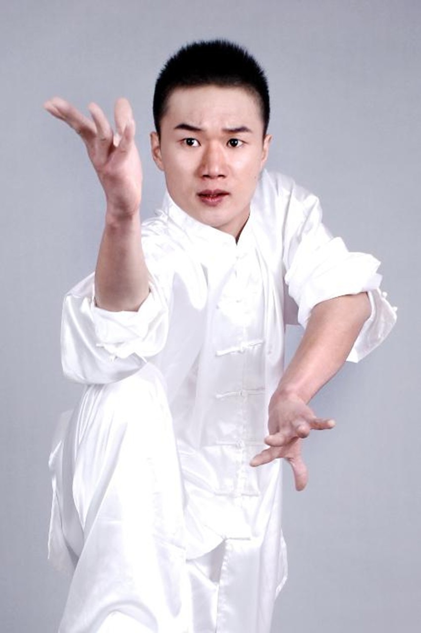 陈天恒,出生于河南,14岁被父亲送去嵩山学习少林武功,后来到北京电影