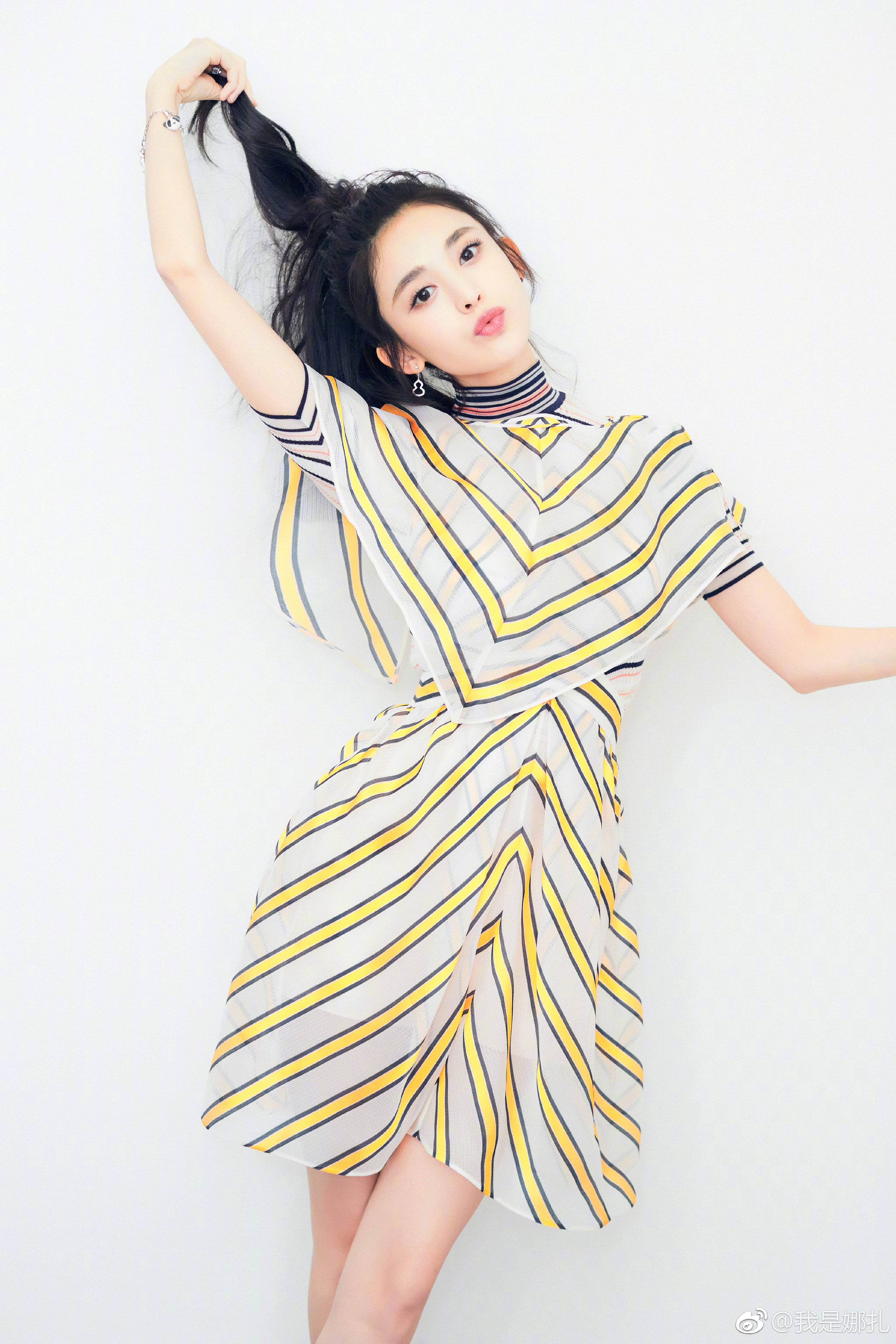 分手后的古力娜扎一袭黑色露肩长裙,肤白貌美,越来越自信美丽.